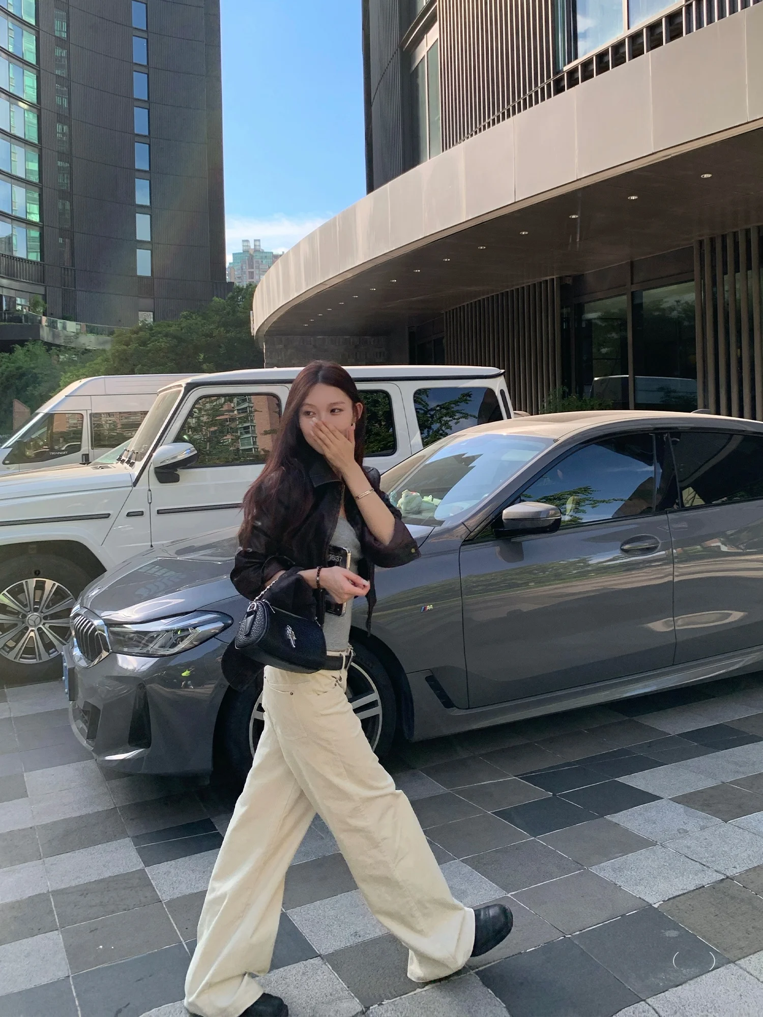 スリムフィットアメリカンスタイルショートレザージャケット女性の春PUレトロオートバイジャケットトップジッパー装飾長袖