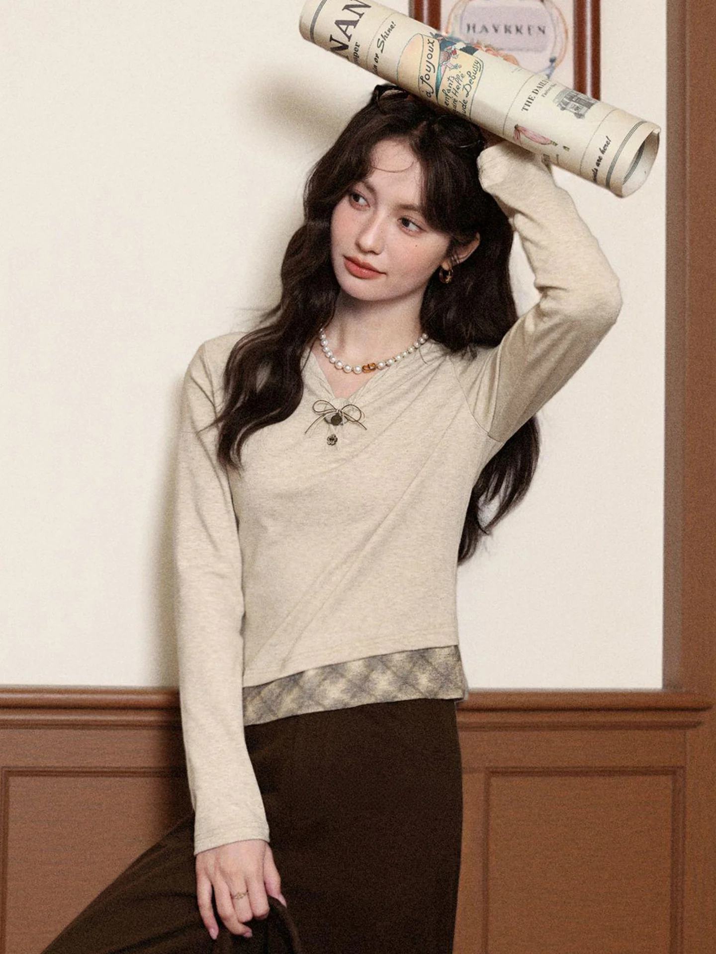 

Женская осенняя футболка с V-образным вырезом и длинным рукавом, имитация двухслойности, повседневный стиль, приятная к телу ткань, дизайн в стиле Caramel Angle Oaeal