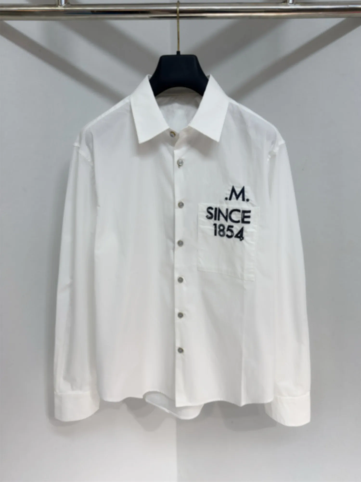 

Весна 2026: Мужская свободная рубашка с длинным рукавом, модная вышивка на груди, буквенный принт 854, универсальный стиль, смесь хлопка и полиэстера