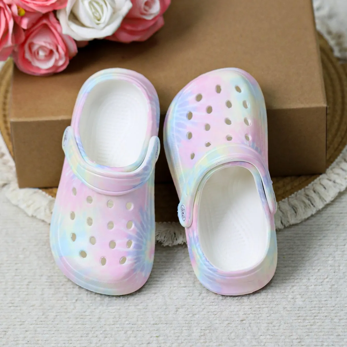 Zapatillas de interior coloridas y elegantes para niñas, que combinan con caruten y comodidad, aptas para todas las ocasiones.