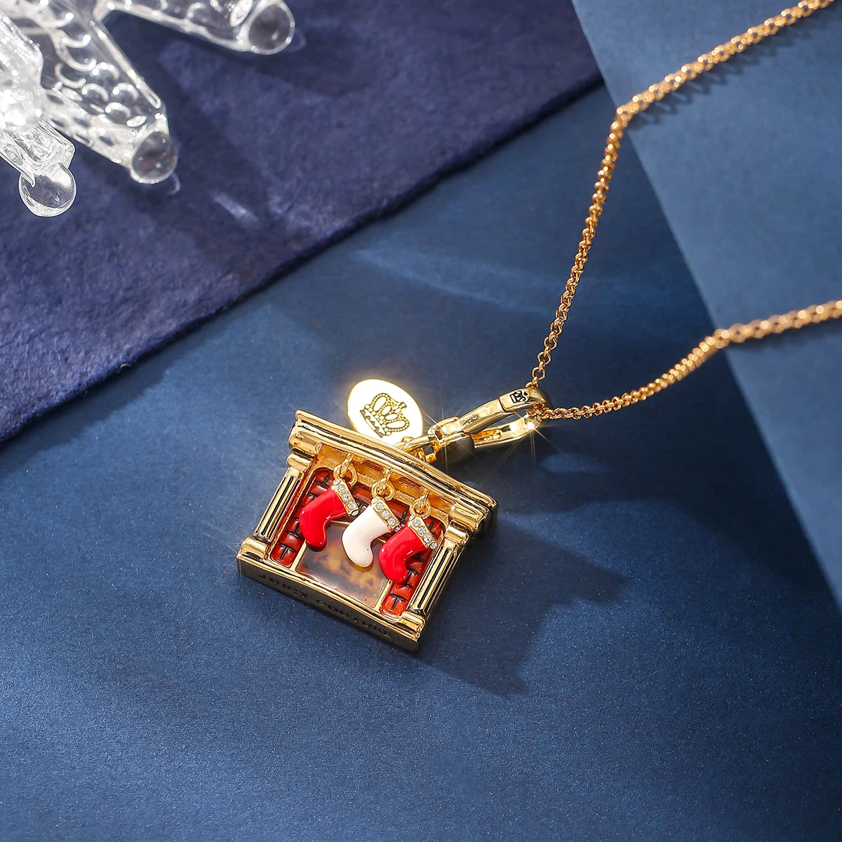 1Pc Exquisite Enameled Vintage Fireplace Pendant,Diamond-encrusted Stocking,Christmas Ornament,Party Necklace Friend Gift