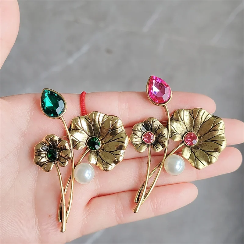 Women Elegant Classic Lotus Leaf Lily Crystal Pins Brooches Vintage Simple Design Lady Plant Party Wedding Corsage Accessories