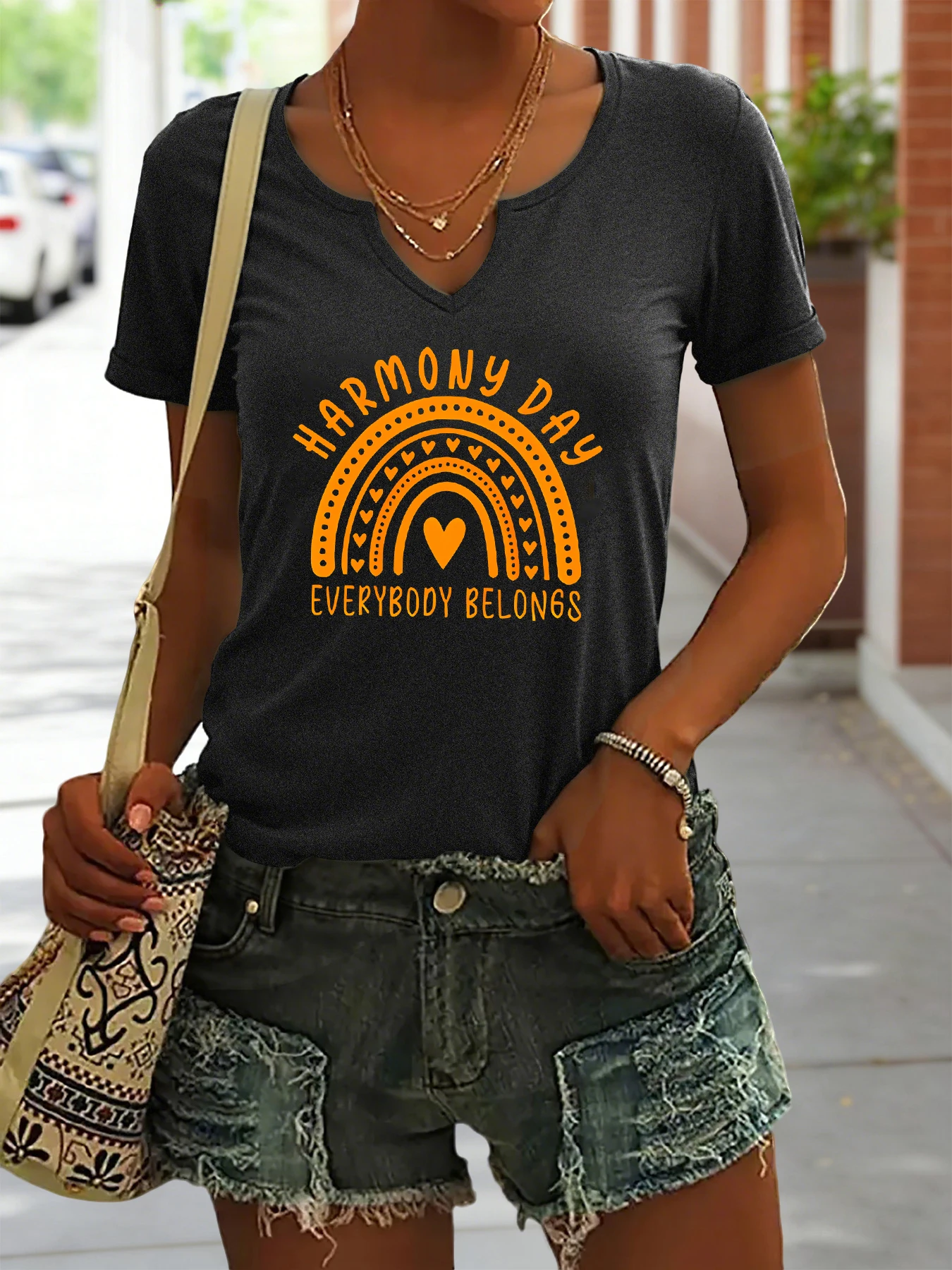T-shirt d'été à manches courtes et col en v pour femmes, imprimé Harmony Day Rainbow Heart, haut décontracté à la mode pour tous