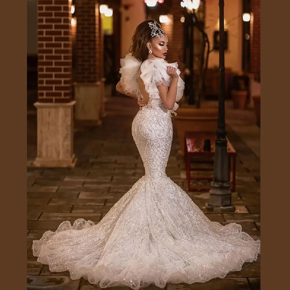 Vestido de novia blanco de sirena con cuello en V profundo para mujer, Sexy, bohemio, Espalda descubierta, cuentas de cristal, encaje con volantes, sin mangas, 2024