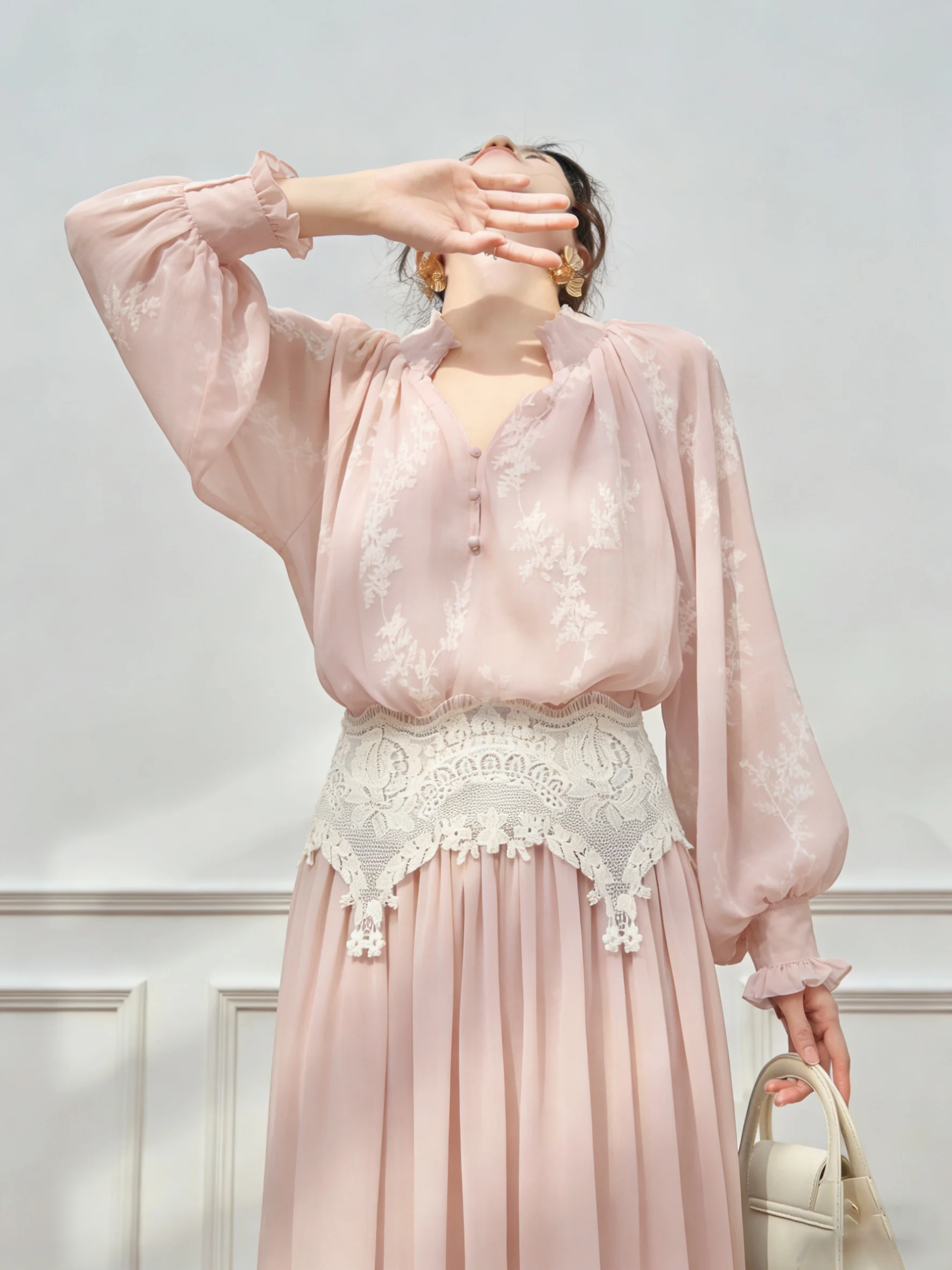 

Розовый комплект: топ с V-образным вырезом и рукавами-фонариками и юбка с высокой талией. Женский модный ансамбль с уникальным дизайном, красивым цветочным принтом, повседневный стиль.