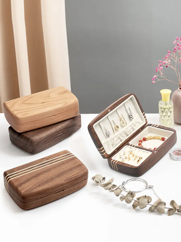 

Портативная шкатулка для украшений из натурального орехового дерева: для серег, колье, колец и аксессуаров, ручная работа