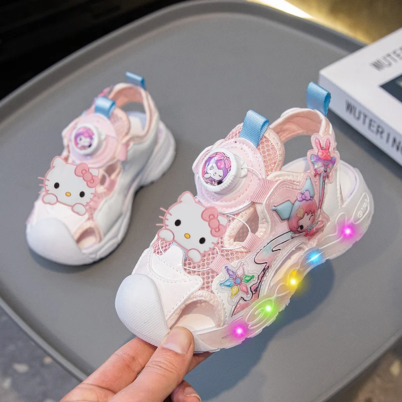 

Sanrio/сандалии со светодиодной подсветкой для девочек, детская сетчатая пляжная обувь с вращающимися пуговицами, новая летняя повседневная обувь с рисунком hello kitty, светящаяся Baotou