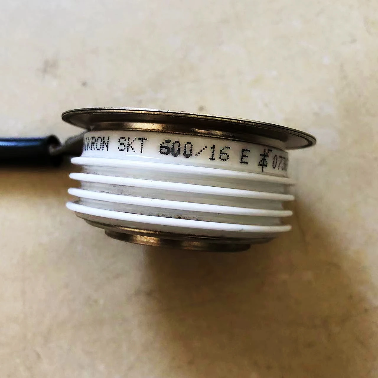 

SKT600/16E Soft Start 48 Series Thyristor Controlled Silicon