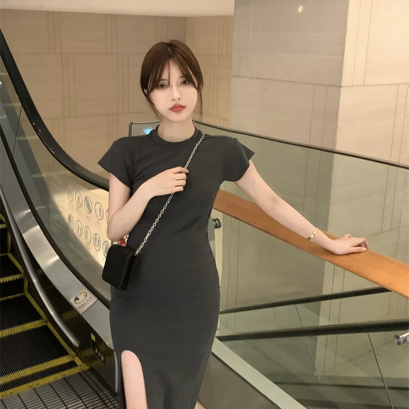 ชุดเดรสเสื้อยืดแขนสั้นสาวเครื่องเทศเซ็กซี่ 2025 ฤดูร้อนกระโปรงยาวผู้หญิงแยกสีดํา