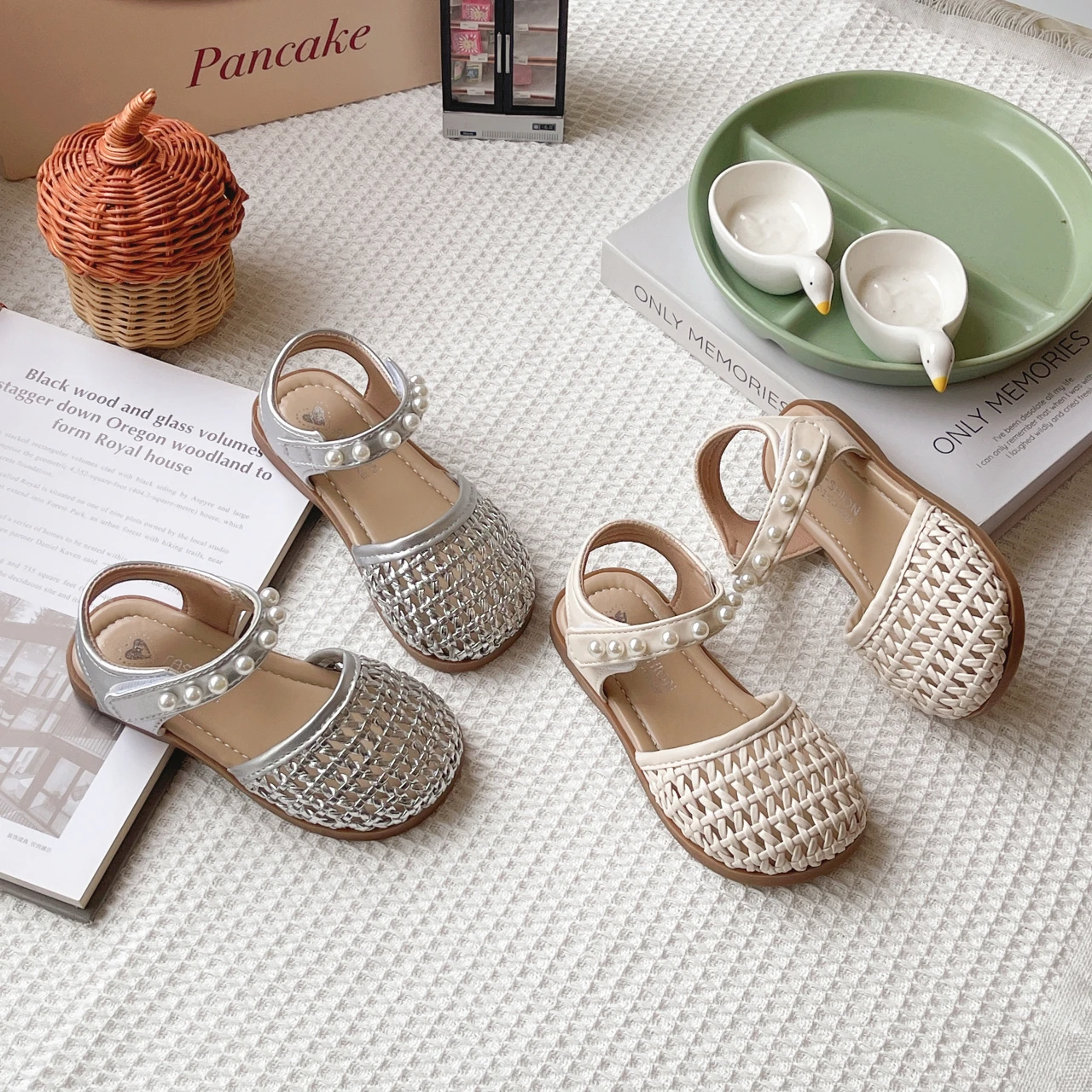 Toddler Girls Hollowed-out Braided Sandals with Beaded Strap 2026 New Summer Kids Vacation Beach Shoes Soft Sole Garden Wedding