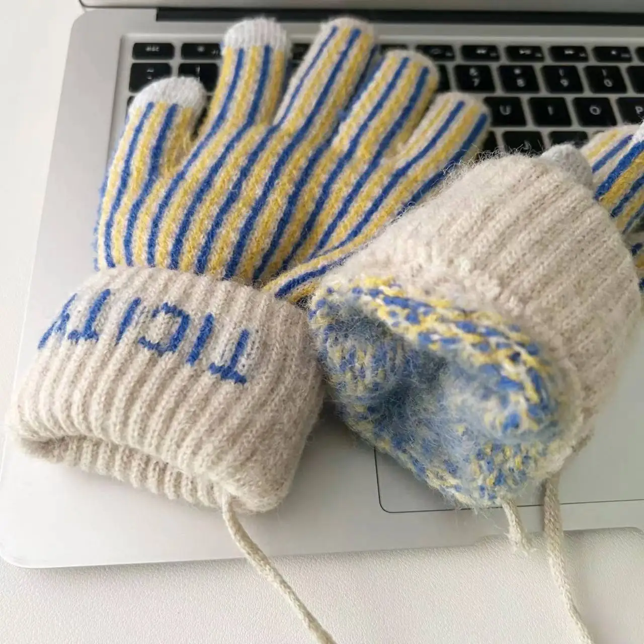 1 para rękawiczek dzianinowych w paski, retro, ocieplane polarem, z obsługą ekranów dotykowych, z paskiem na szyję, ciepłe do jazdy na rowerze, odpowiednie dla kobiet i mężczyzn, na jesień i zimę, niezbędne na zimną pogodę, idealne dla studentów, na prezenty świąteczne.