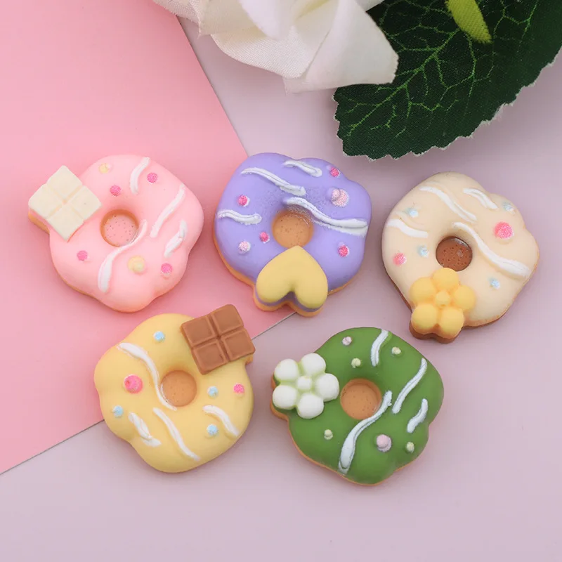 Cabochon alimentare in resina con ciambella dolce con retro piatto per artigianato fatto a mano 10 pezzi Accessorio per decorazione ciambella Fascino di melma fai-da-te