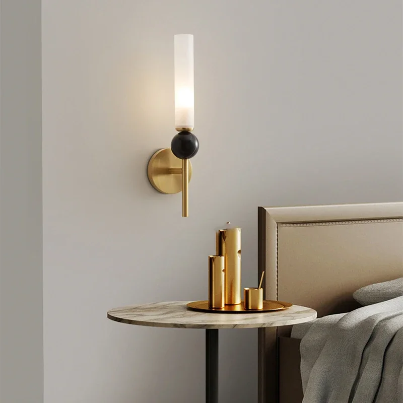 lampe-murale-led-de-luxe-nordique-durable-en-fer-et-marbre-pour-une-ambiance-interieure-elegante-noire-et-doree-ideale-pour-chambre-hall-d'entree-et-salle-a-manger