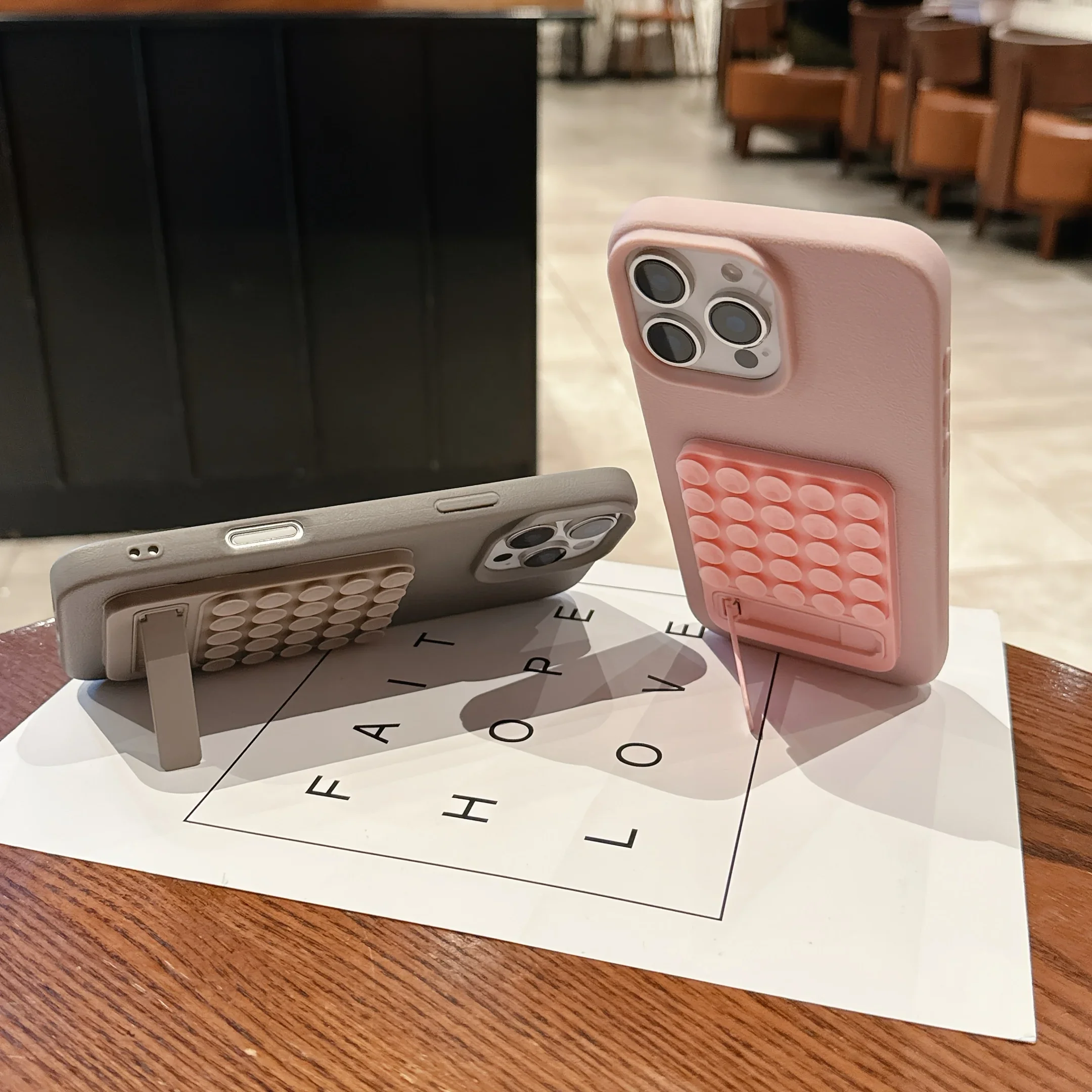 

One-Piece Silicone Suction Cup Holder Multifunctional Folding Desktop Stand Strong Adhesion to Smooth Surfaces Comfortable Grip