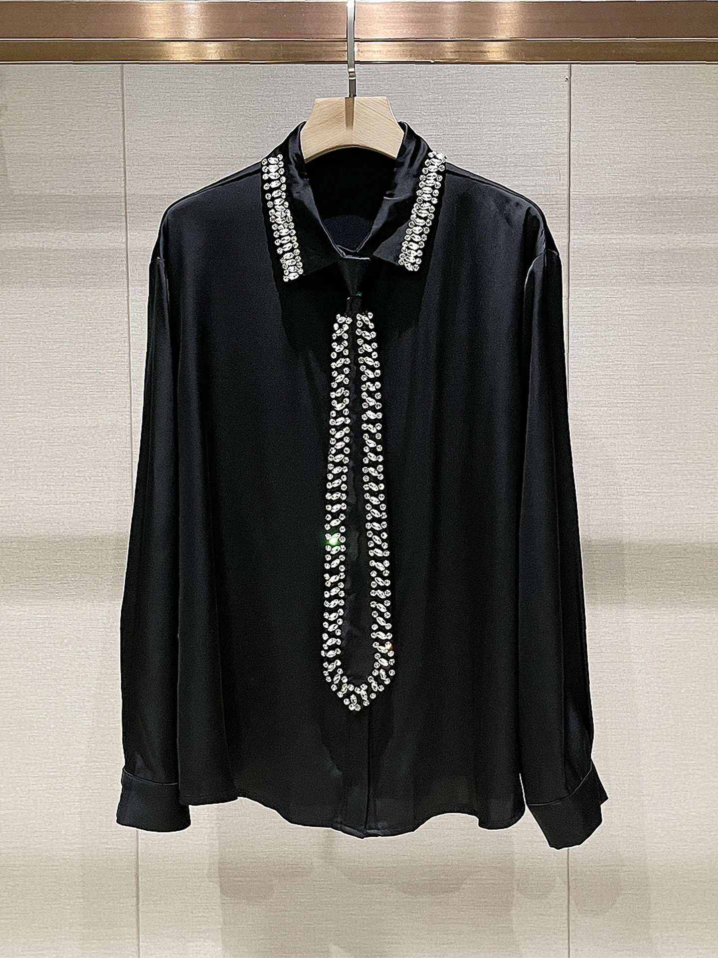 

Элегантная женская блузка Ele Bla для весны 2026 года: роскошный топ с воротником-бантом, инкрустированный стразами, с уникальным дизайном, омолаживающий образ