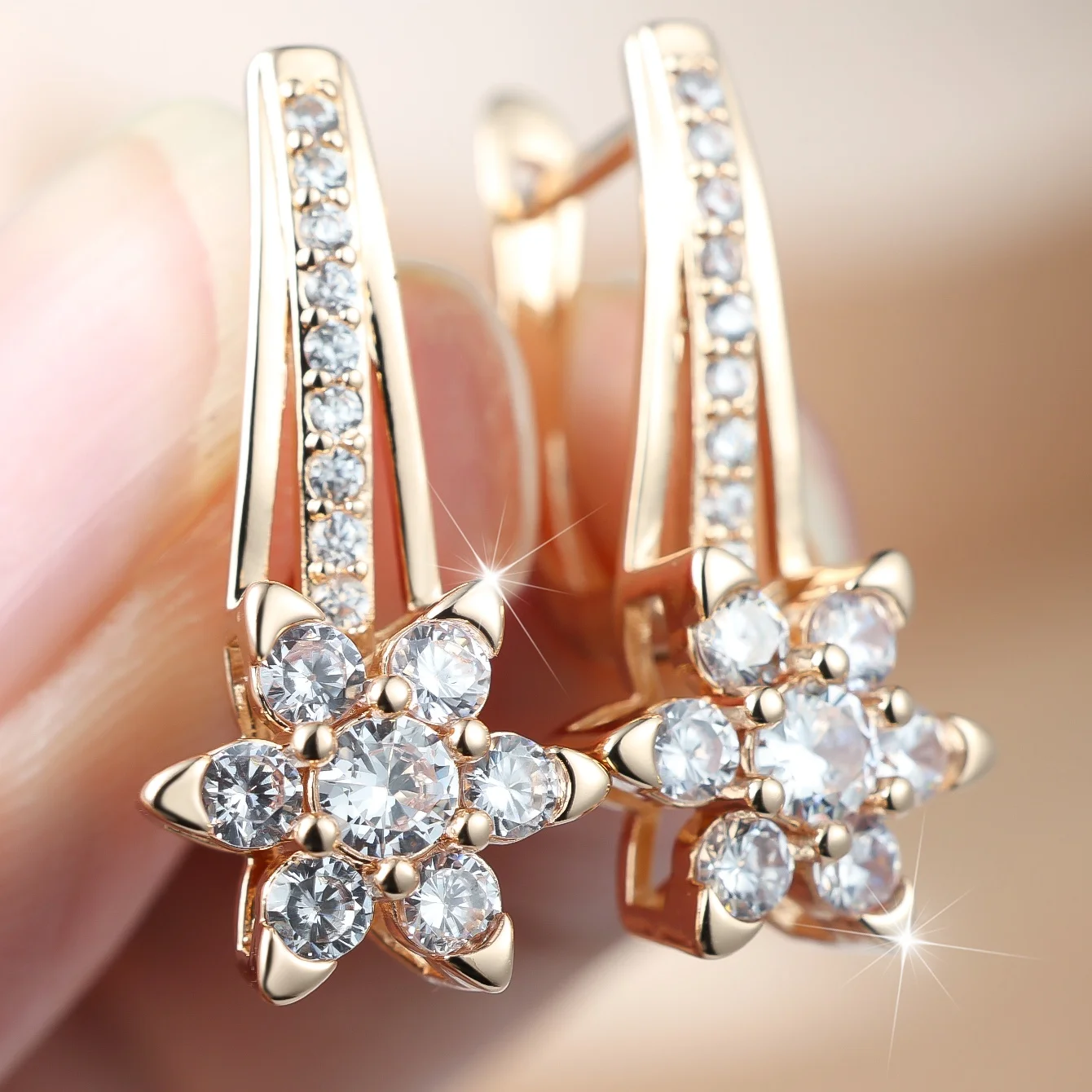 Weibliche Blumen-Creolen mit Weißem Zirkonstein für Frauen, Vintage Goldfarben Hochzeitsschmuck