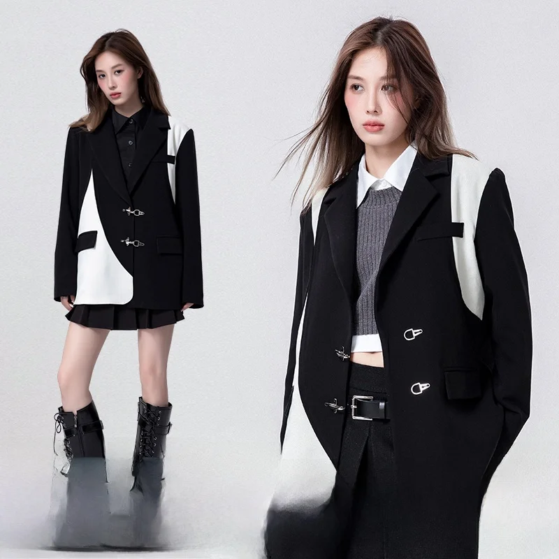 

Женский премиальный костюм WYN: оригинальный дизайн, асимметричные вставки, свободный крой, цвет «металлический синий», с металлическим декором в виде самолета.