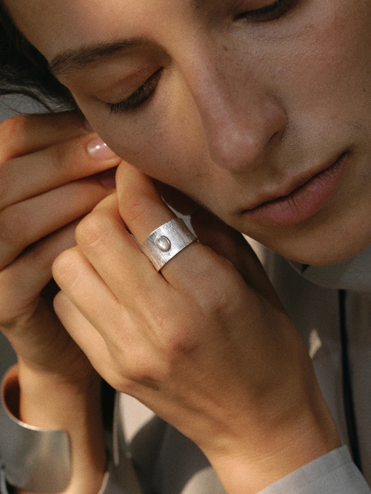 anello-largo-da-donna-con-ricamo-in-filo-argentato-e-texture-madreperla-design-unico-accessorio-di-alta-gamma-regalo-esclusivo