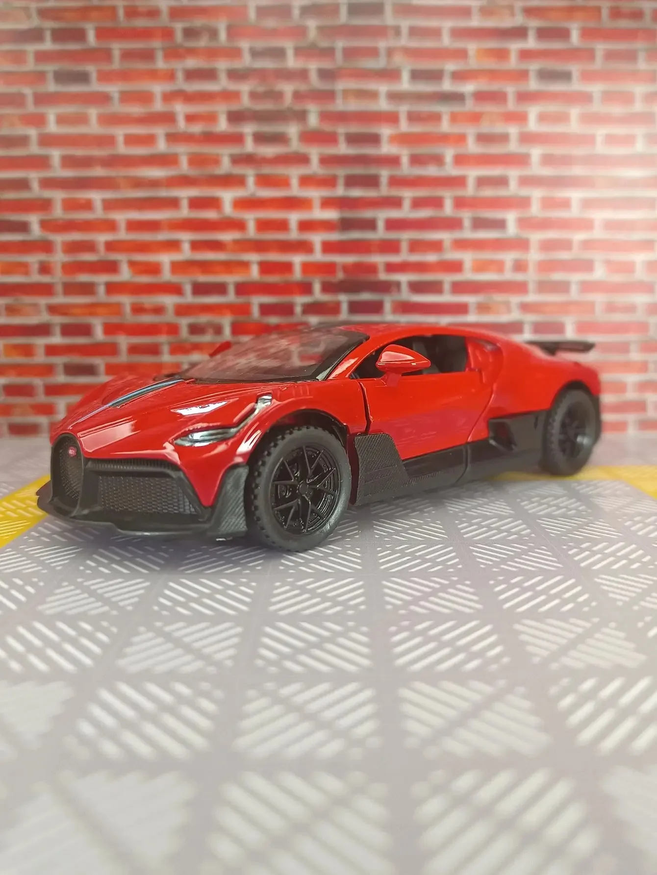 1:32 Bugatti DIVO liga modelo de corrida ornamentos acústico-óptico puxar para trás presentes de menino de porta dupla tem funções de som e iluminação
