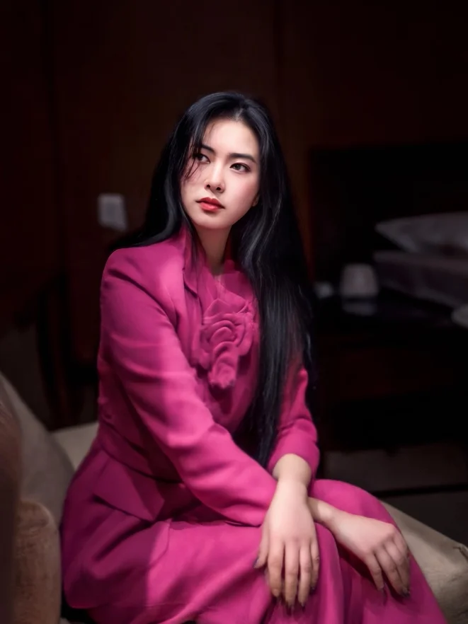 

Элегантный красно-коричневый деловой костюм для женщин: модный, профессиональный, с завышенной талией, с длинными рукавами и брюками