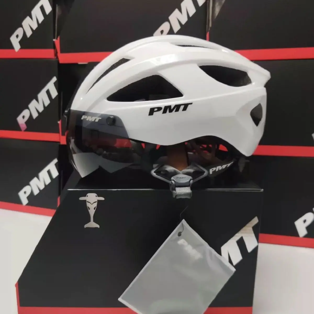 

Detachable Magnetic Photochromic Visor Road Mountain Bicycle Helmet Multi-Vent EPS Safety Cycling Helmet For Adult Men Women