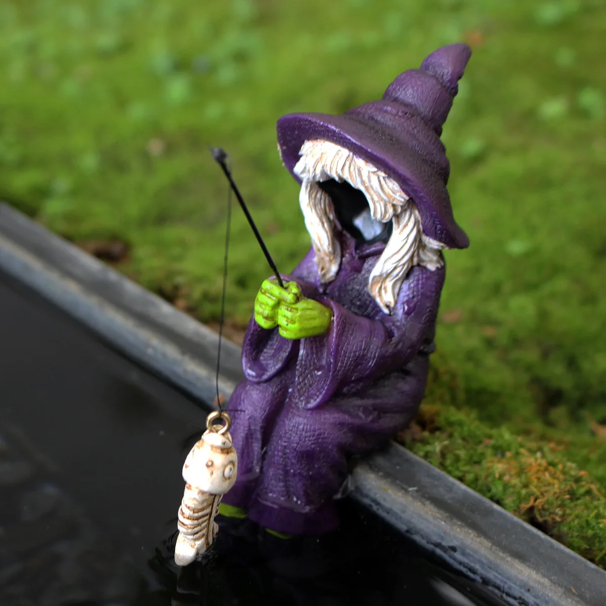 

‌No-Face Witch Fishing Sculpture - Waterproof Outdoor Halloween Decor