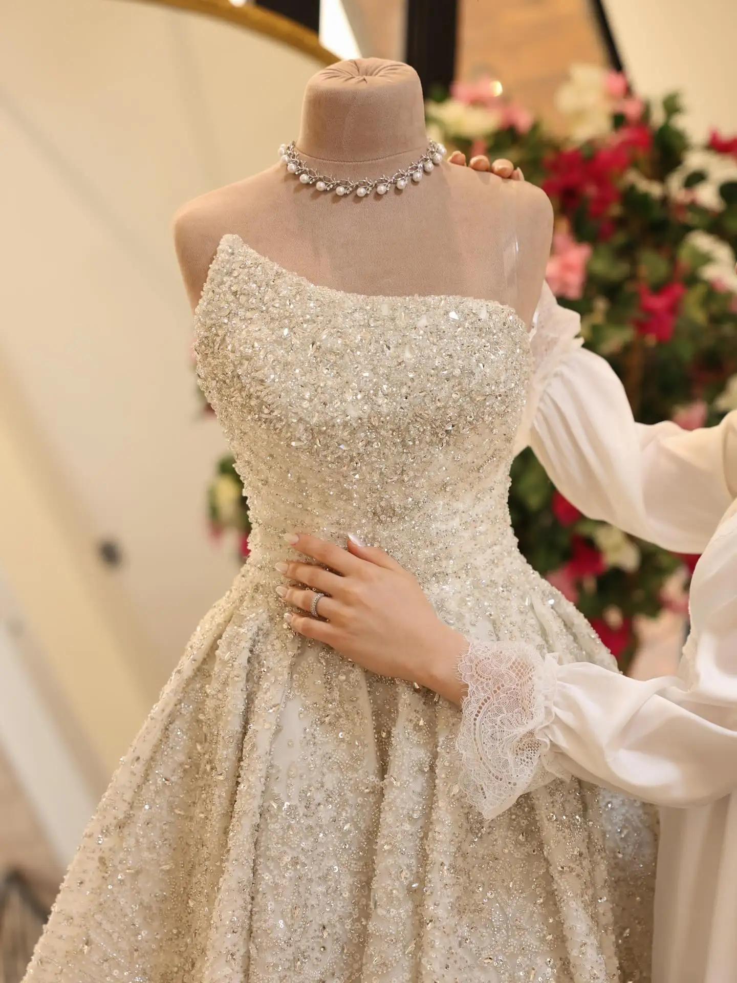

Exquisite Sequins Ball Gown Wedding Dresses Beading Strapless Sweep Train A-Line Evening Dresses Vestido De Novia Customized
