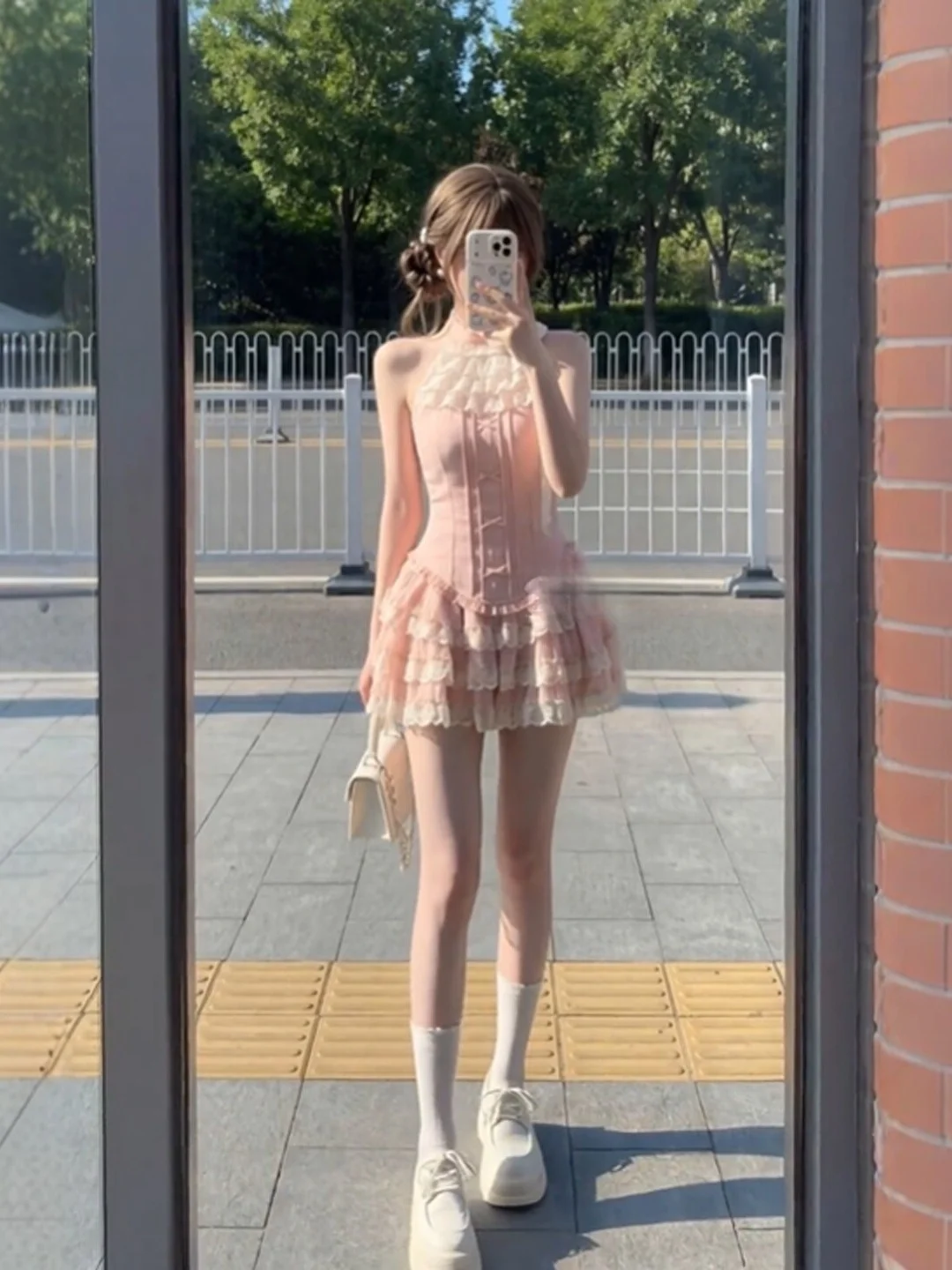 

Комплект из двух предметов Gentle Breeze: уникальный топ с воротником-халтер и пышная юбка. Готовый образ. Лето 2026. Женский модный комплект из смесового хлопка. Тепло.