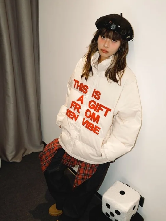 

Женская зимняя хлопковая куртка с воротником-стойкой и надписью, свободного кроя, в американском стиле, для пар, с длинными рукавами, на молнии