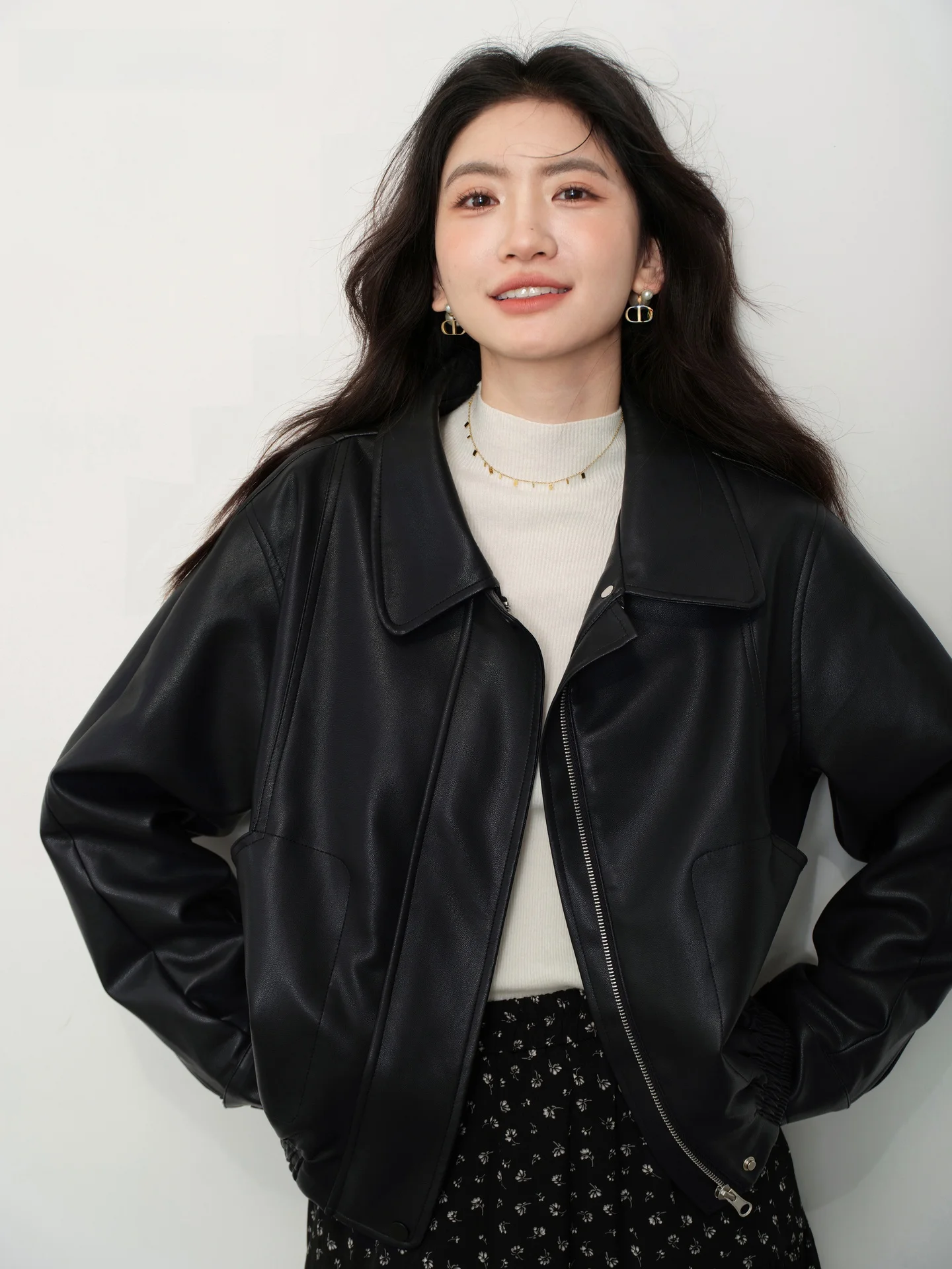 Jaqueta de Couro Preta Feminina: Nova Coleção Outono, Modelo Slim Exclusivo com Gola Alta, Estilo Motoqueira, Marca Sle, Agasalho Feminino