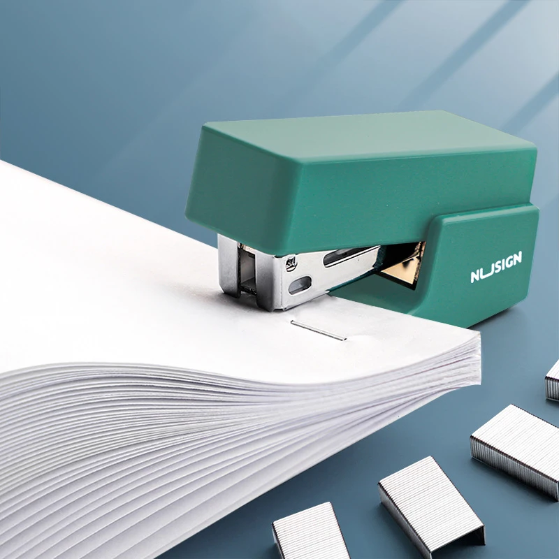 

Мини-набор степлеров, портативная машина для переплета цветной бумаги, используемые скобы, модные канцелярские товары, офисные принадлежности с скобами 830 шт.