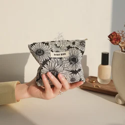 Women's Cosmetic Bag Small Classic Black and White Daisy Cosmetic Lipstick Storage Bag Portable Coin Purse Commuter Card Holder