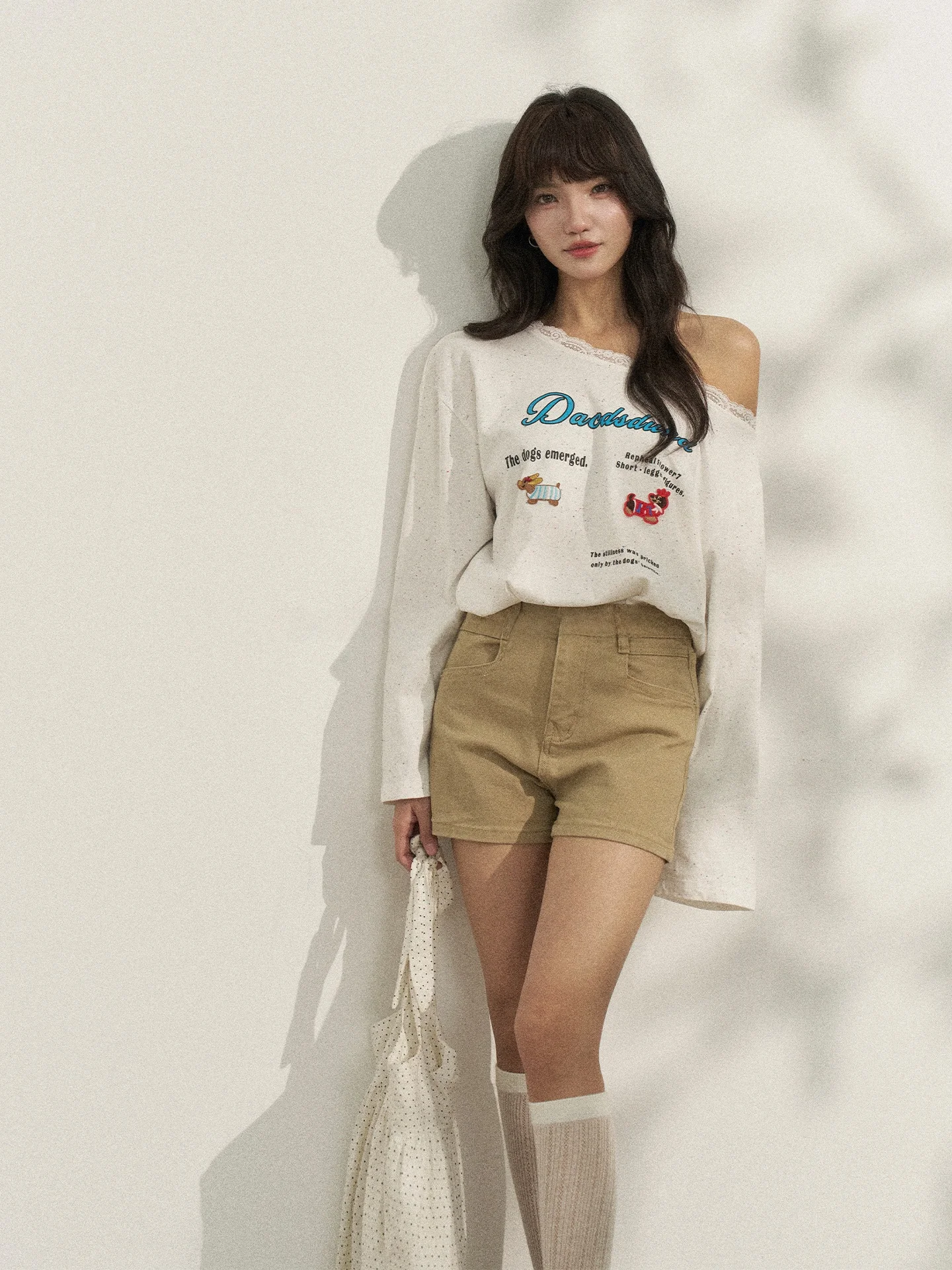 

Женская футболка в корейском стиле с длинными рукавами и открытыми плечами, свободного кроя, с цветочным принтом, удобная, дышащая, из хлопка, повседневный топ