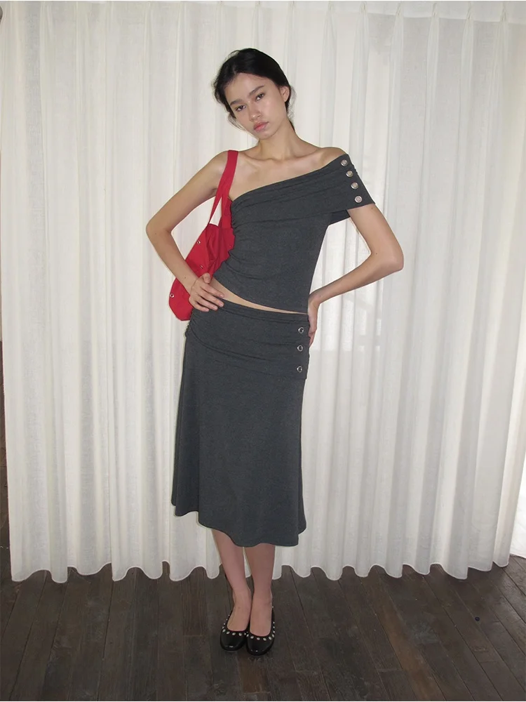 

Эластичный, приятный к телу женский летний комплект 2025 года: топ с разрезом по низу и юбка с люверсами, модный комплект из двух предметов