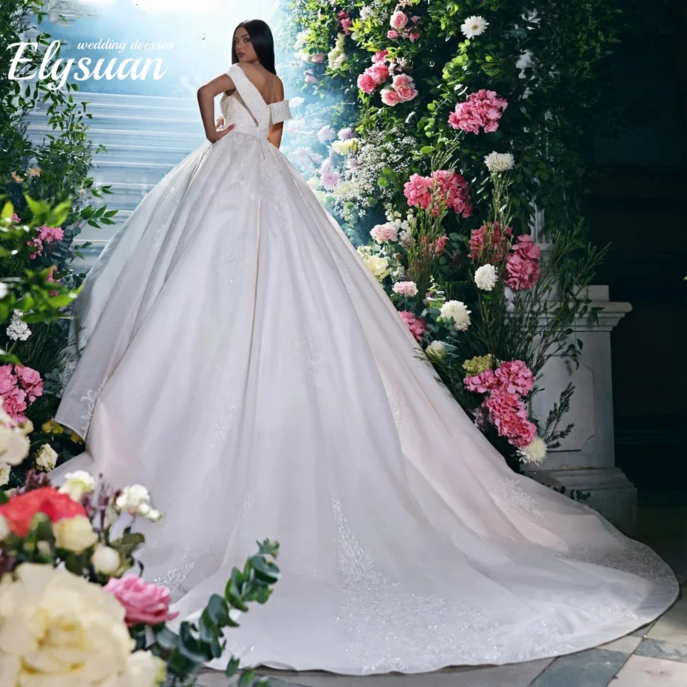 Maßgeschneiderte Brautkleider aus glitzerndem Tüll mit U-Boot-Ausschnitt, perlenbesetzte Spitzenapplikationen, Brautkleider mit Kapellenschleppe