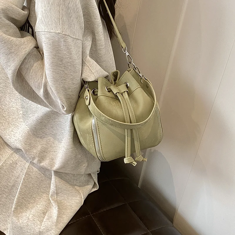 2025 Fashion PU Leather Lock Design Bucket Bag Vegetable Basket Fashion Versatile Shoulder Handbag