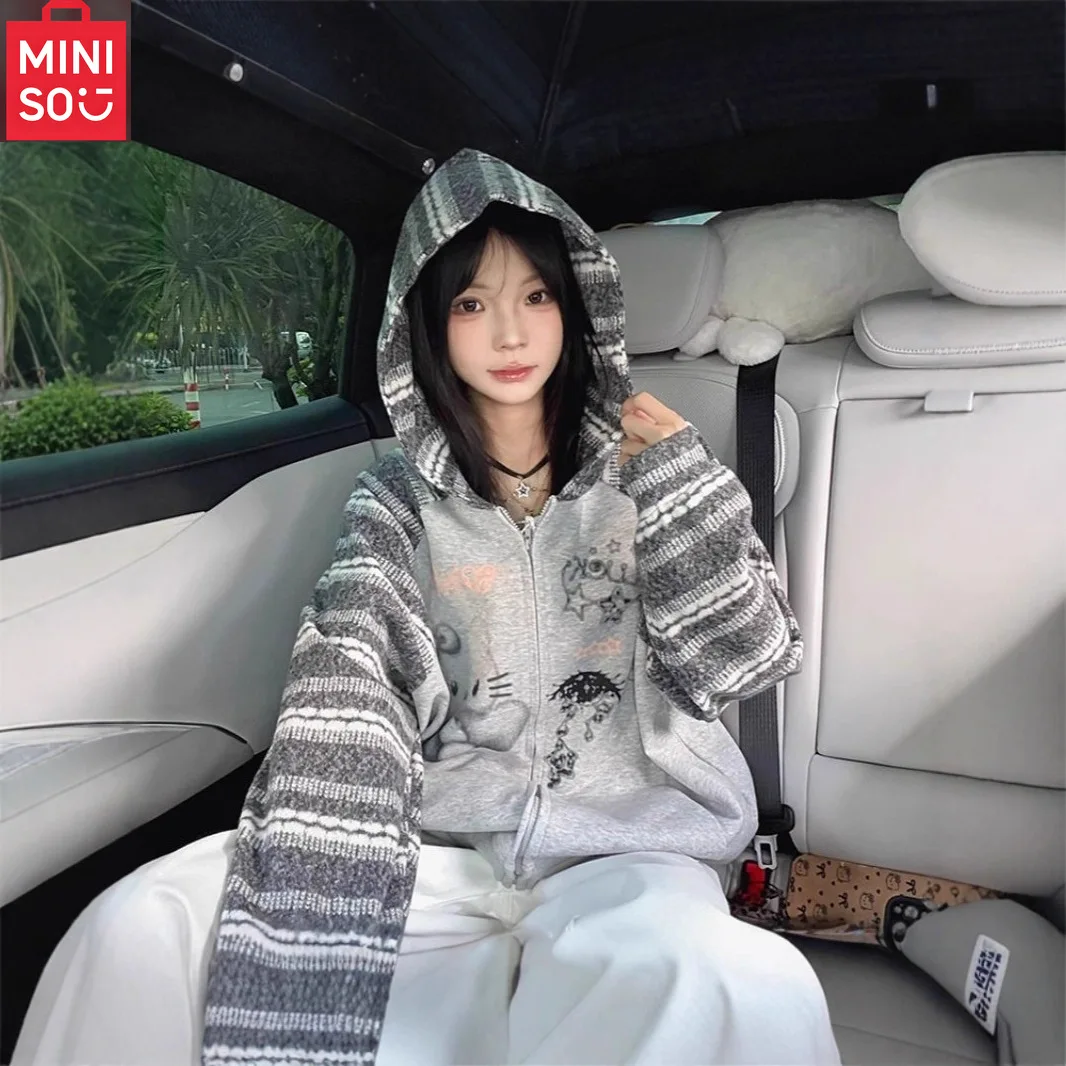 سترة نسائية بغطاء للرأس من MINISO بتصميم جديد 2025 سترة صوفية ذات طراز كسول متخصصة