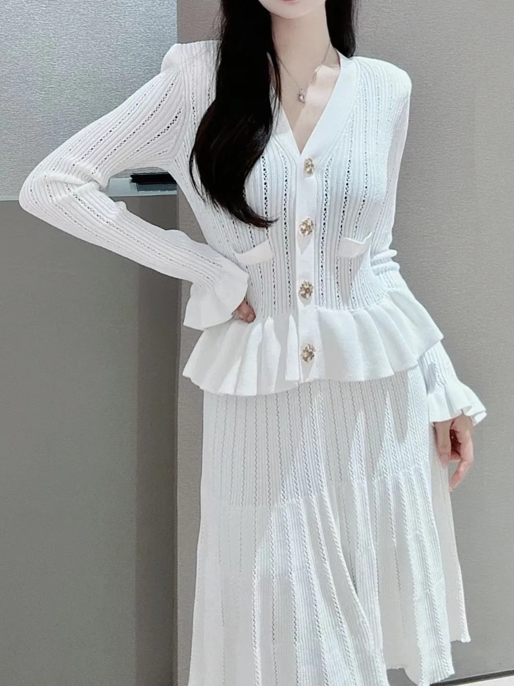Vestido de punto blanco con volantes para mujer, minivestido elegante de manga larga con botones dorados y cuello en V, ahuecado, otoño, 2024