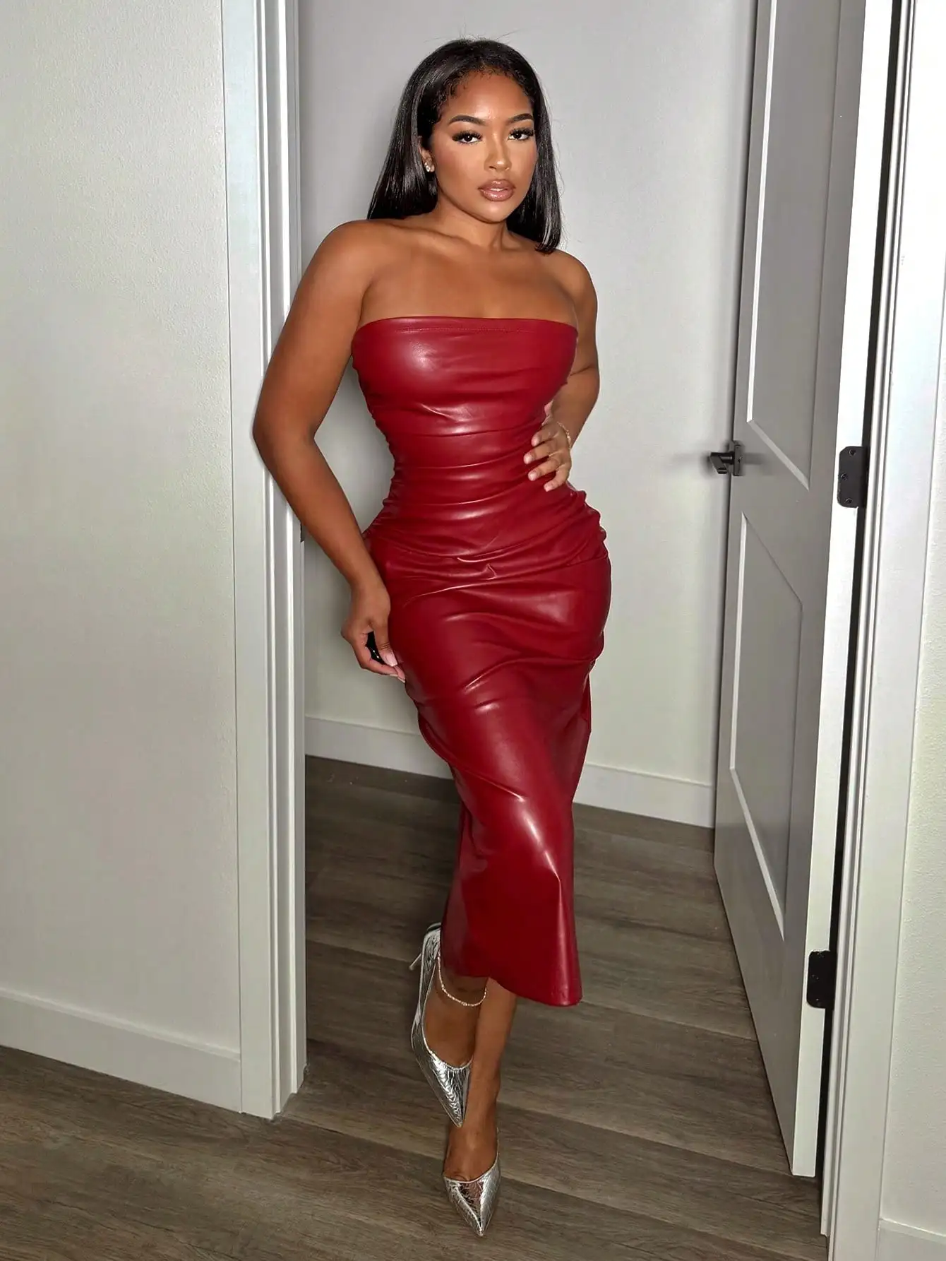 

Винно-красное асимметричное платье миди без бретелек с драпировкой и боковым разрезом, из искусственной кожи PU