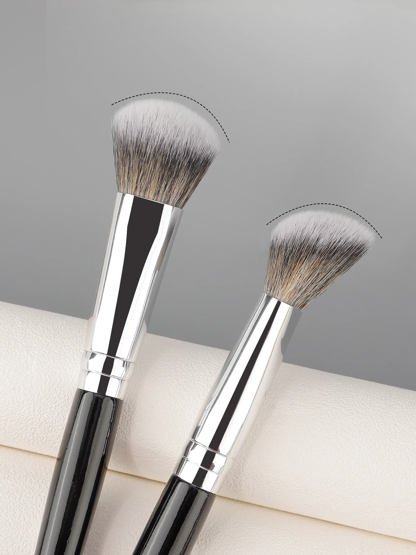 Zwarte concealerborstel met enkele schuine kop, concealerborstel voor onder de ogen, concealer, oogschaduwborstel met ronde kop, neuscontourborstel