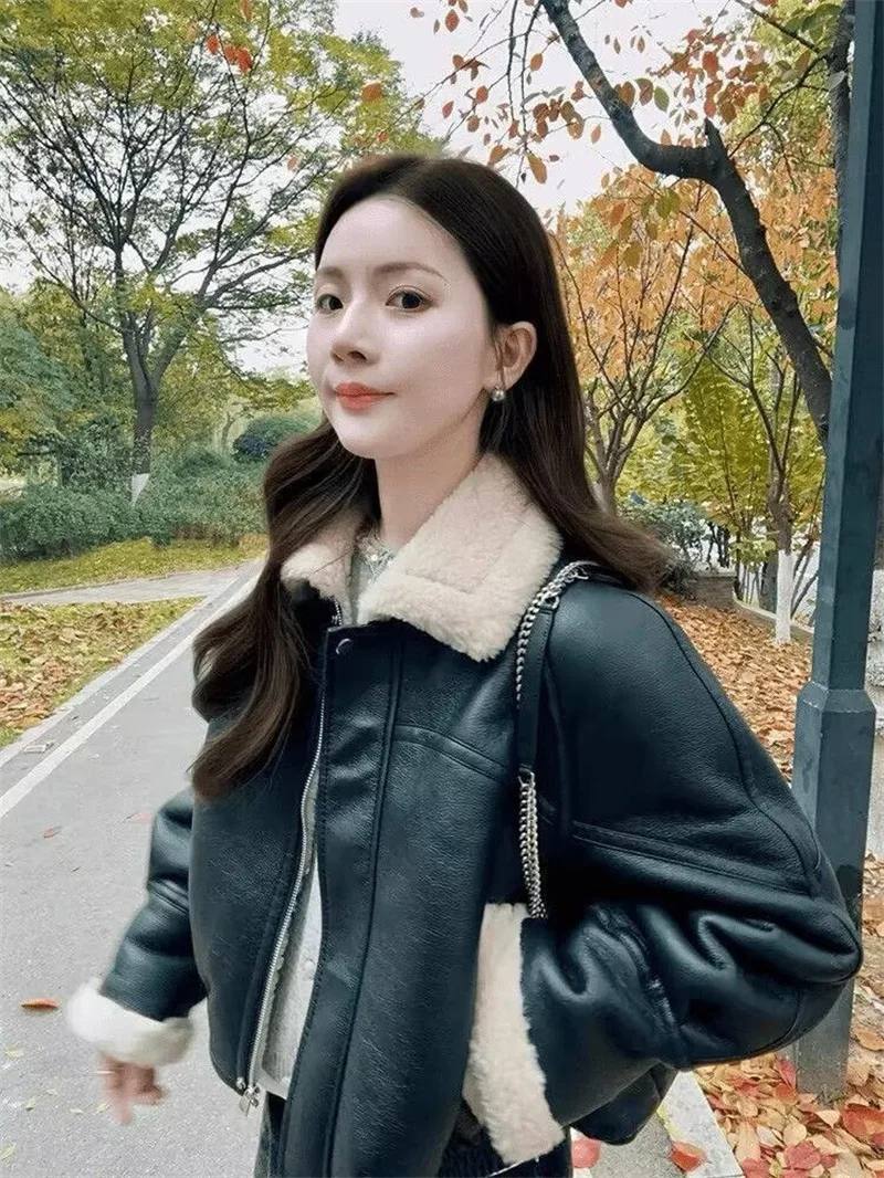 

Black Style Faux Lamb Fur Coat Women's Thickened Fur-Lined Leather Jacket 2025 Motorcyclist Outerwear for Spring and Autumn WLF