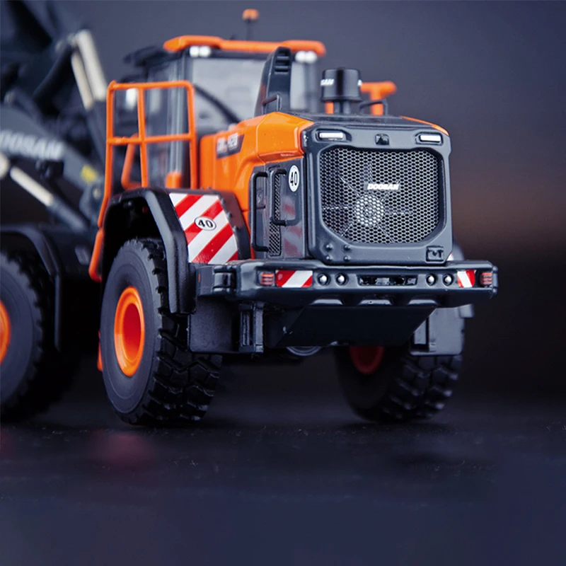 1:50 Scale Doosan DL420 Loader Model 99-10101 Simulation Alloy Model Static Display Collectible Gift Souvenir Decoration Toy