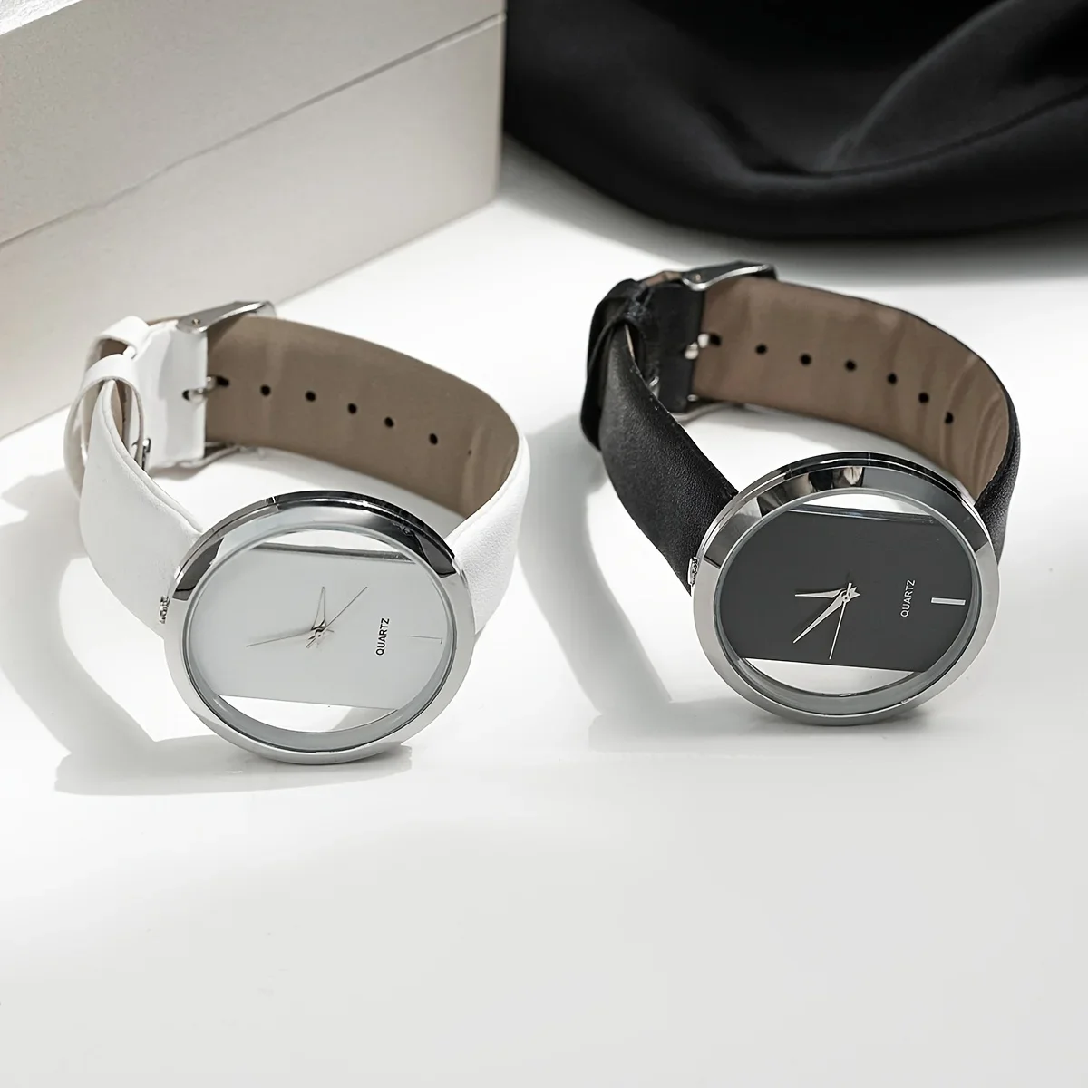 2 قطعة ساعات الزوجين موضة الجوف خارج الهاتفي ساعة نسائية حلقة من جلد التناظرية كوارتز ساعة اليد (بدون صندوق)