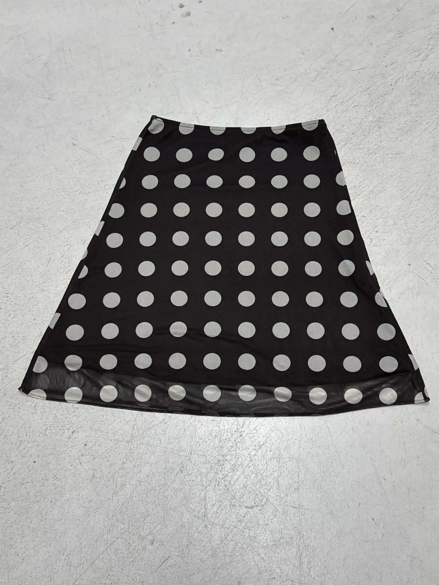 Falda acampanada de cintura baja elegante con temperamento de falda de chica especia con costura de malla estampada de lunares a la moda europea y americana.