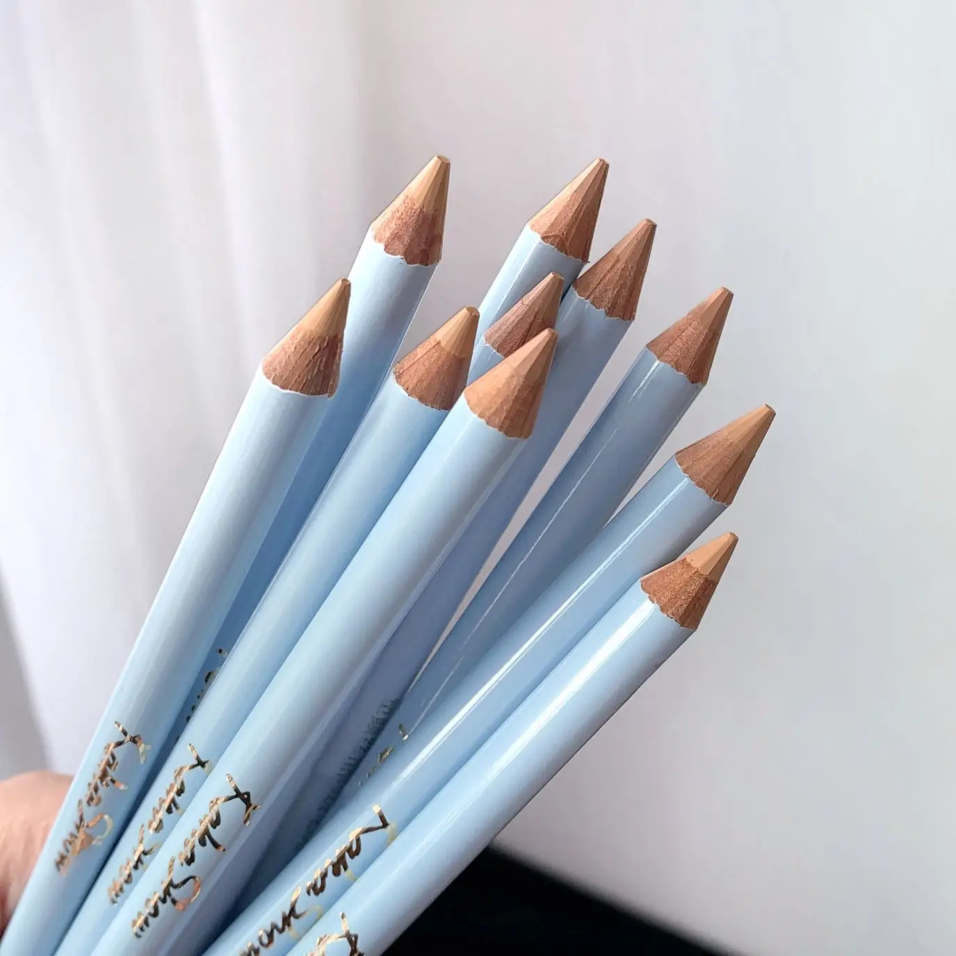 A caneta corretiva kakashow pode cobrir naturalmente olheiras e marcas de acne. Vale bem e vem com um apontador de lápis