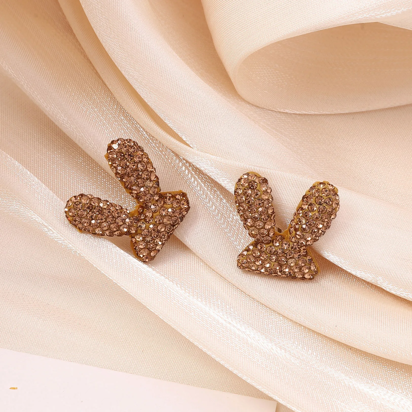 Full of diamonds, simple half rabbit head, small and cute stud earrings, exquisite and advanced sense shows temperament, versati
