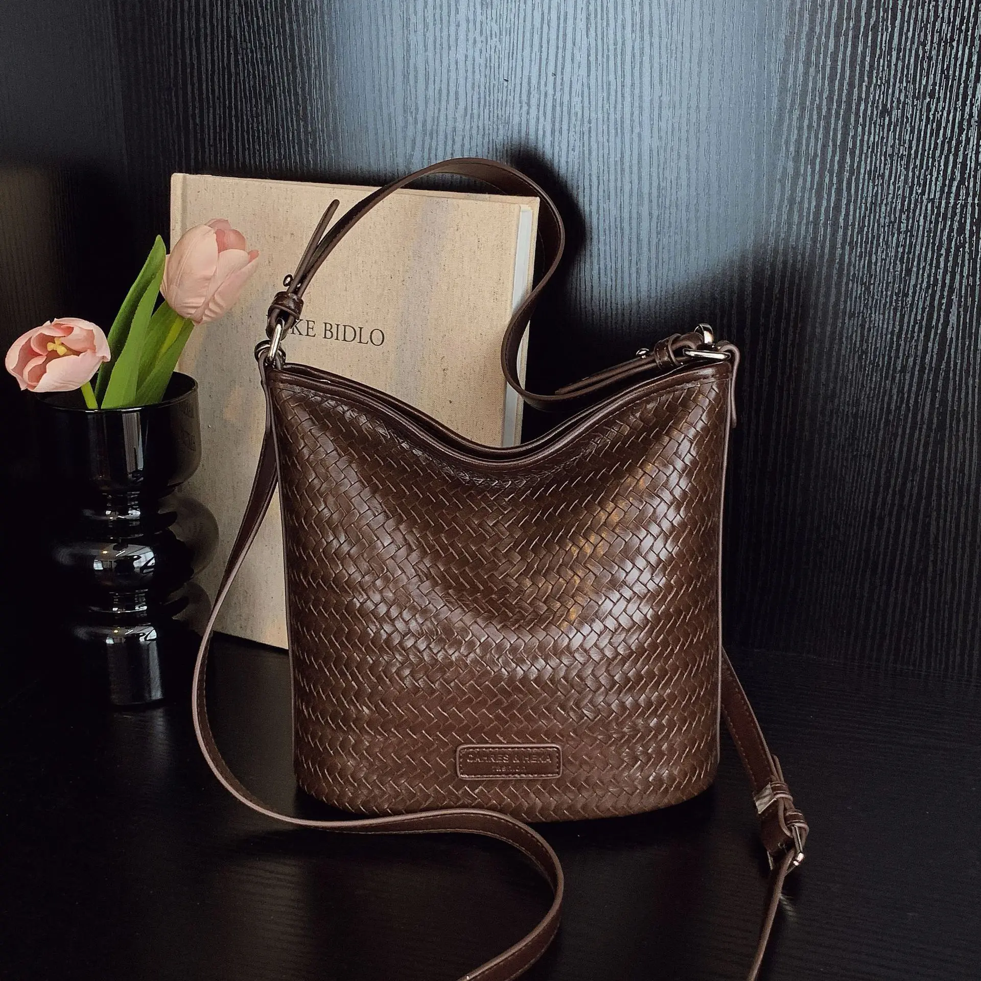 

2025 Woven Bucket Crossbody Bag for Women Minimalist Shoulder Handheld Purse Fashionable Handbag