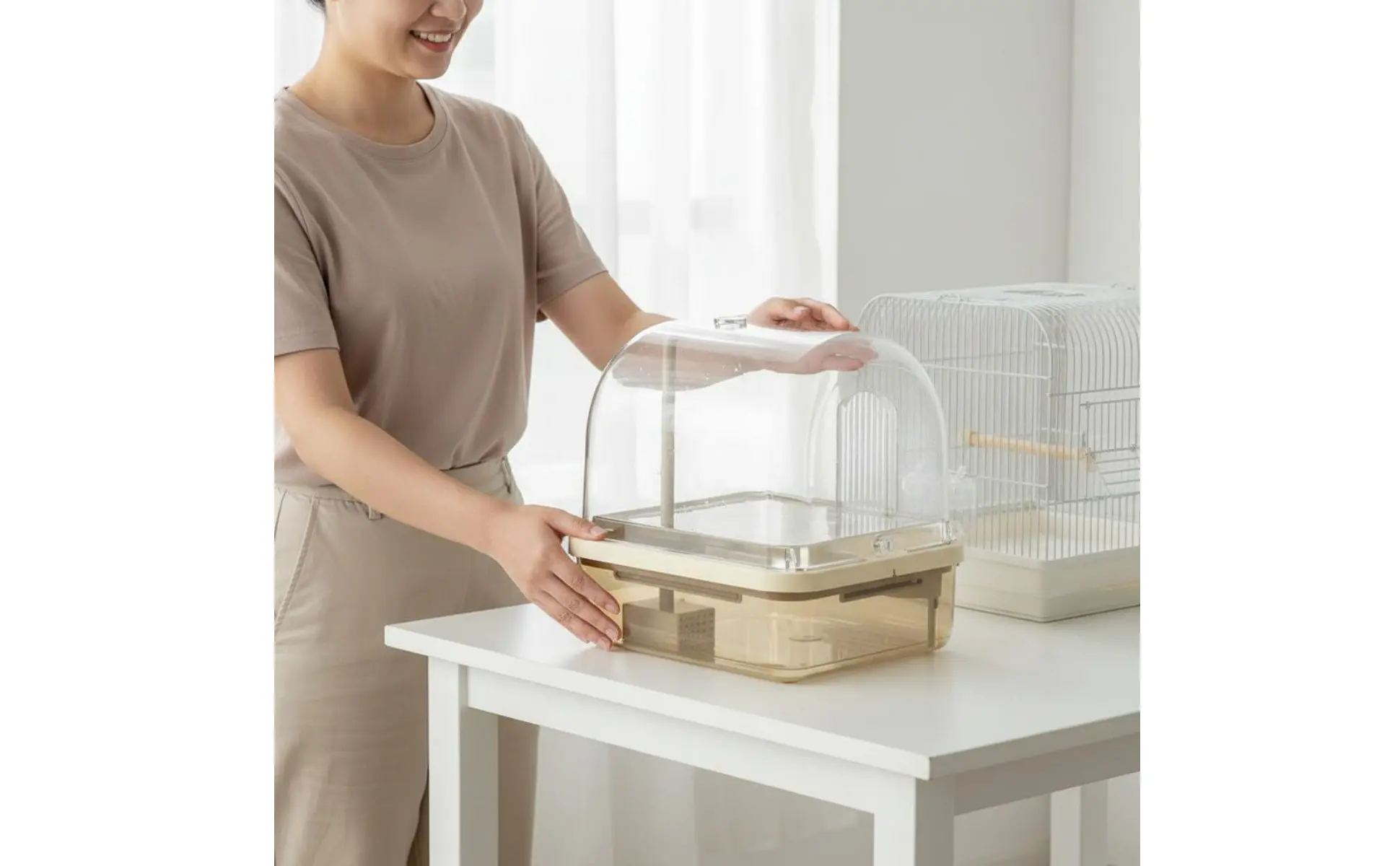 Hanging Avian Shower Transparent Panoramic View Enclosed Avian Bathing Box Parakeet Bath House Easy to Disassemble Pet Supplies