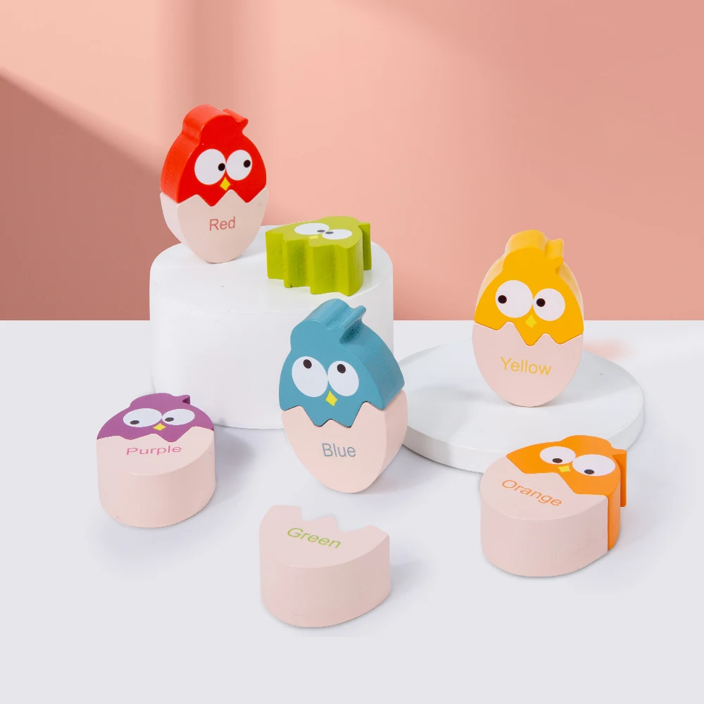 Puzzle di uccelli colorati in legno con osso vibrante di bambini rossi, arancioni, gialli, verdi, blu e viola hanno un blast learni