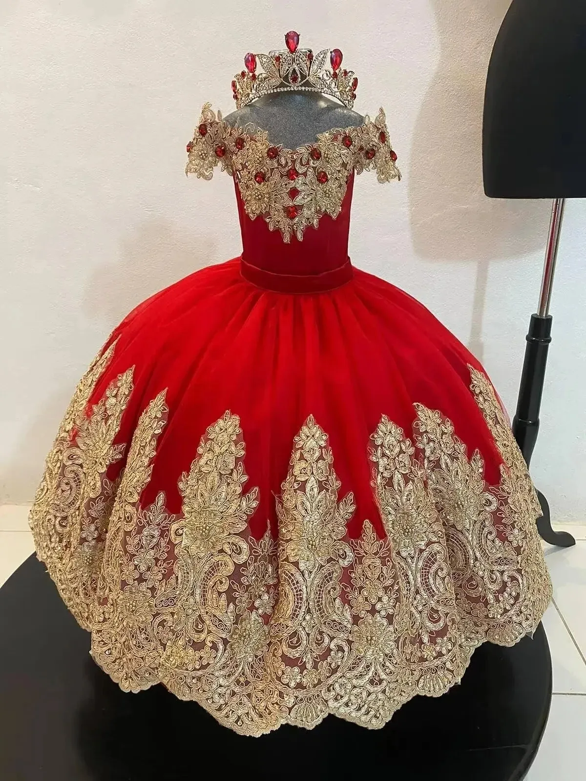 

Customized Wedding Gold Appliques Crystal Red Flower Girl Dresses For Luxury Princess Formal Events Holy First Communion Gown